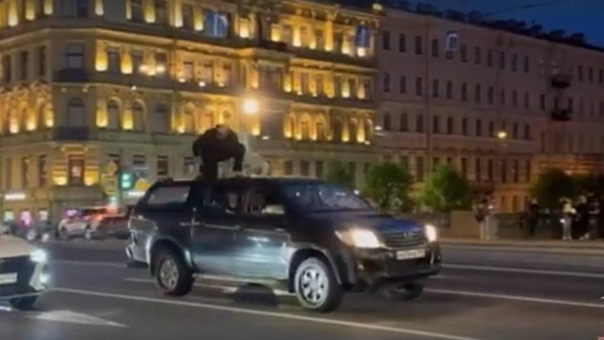 Петербуржец пустил друга на крышу машины и лишился её