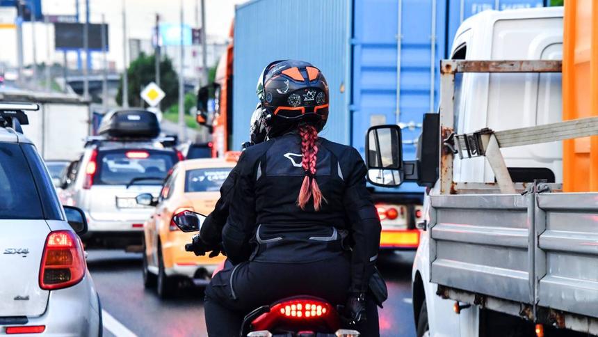 Мотоциклистов просят пустить на выделенные полосы