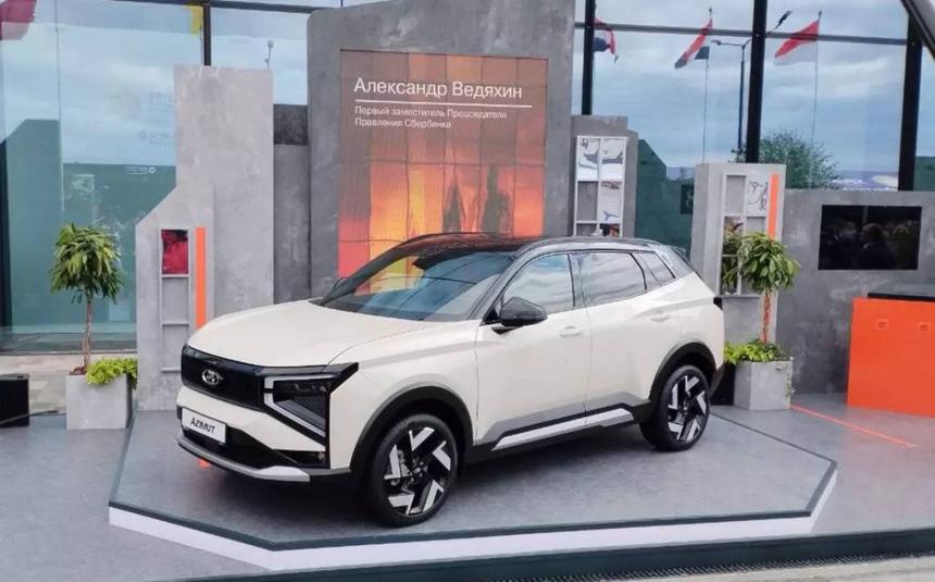 Глава АвтоВАЗа сказал, сколько будет стоить кроссовер Lada Azimut