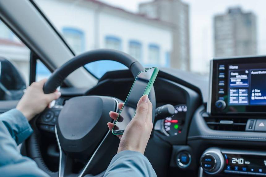 МВД РФ рассмотрит поправки против управления автомобилем со смартфона