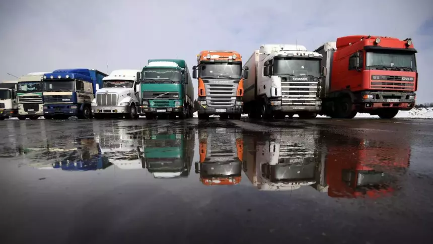 Частникам запретят ввозить грузовики, автобусы и спецтехнику