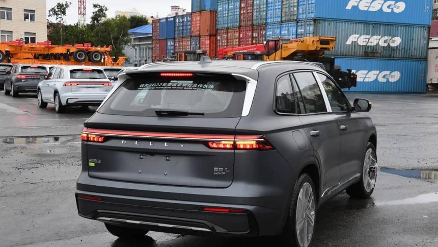 Экспорт китайских машин в Россию упал более чем вдвое