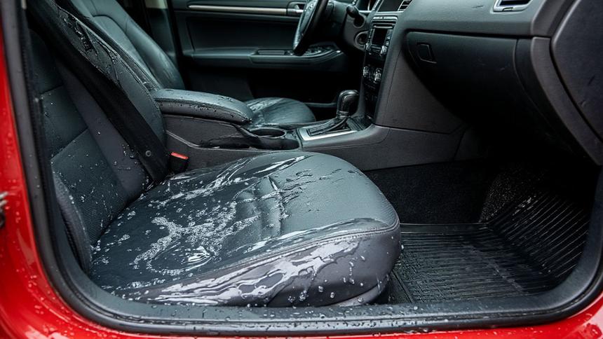 Лужа в салоне: где искать причину и почему стоит делать это оперативно