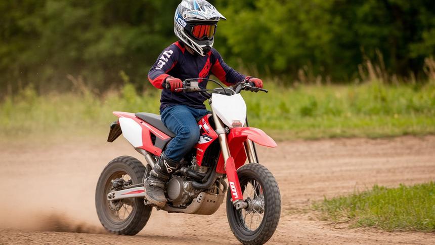 Россиянам напомнили о наказании для родителей за детей на питбайках