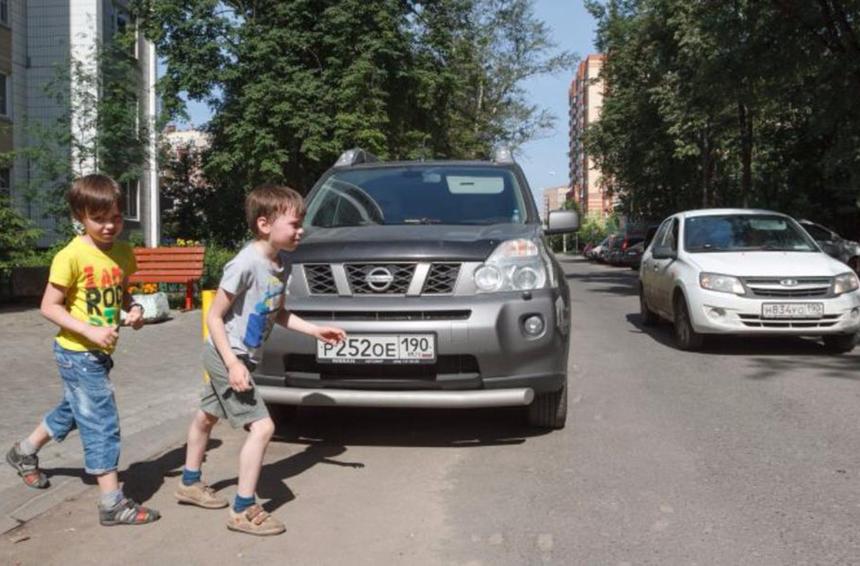 Правила нашего двора: о чём забывают водители на придомовой территории