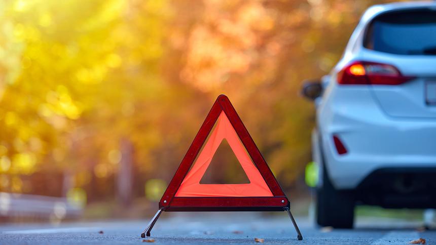 Водителям напомнили, как не попасть в ДТП в случае поломки на трассе