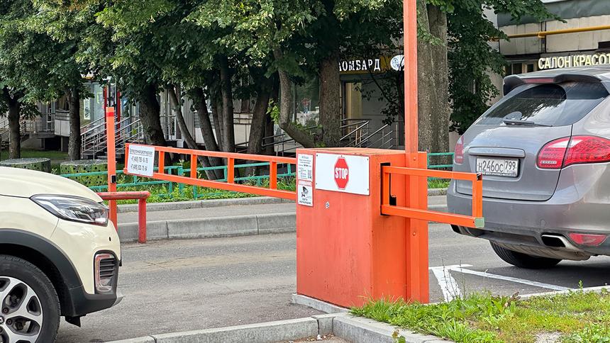 Россиянам напомнили о праве на установку шлагбаумов во дворах