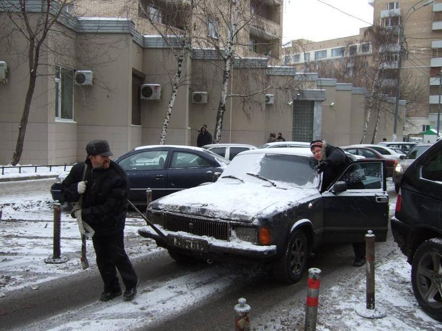 Не только за рулём: как можно лишиться прав, просто толкая машину