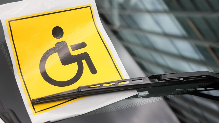 В Госдуме хотят лишать прав за знак «Инвалид» на машинах