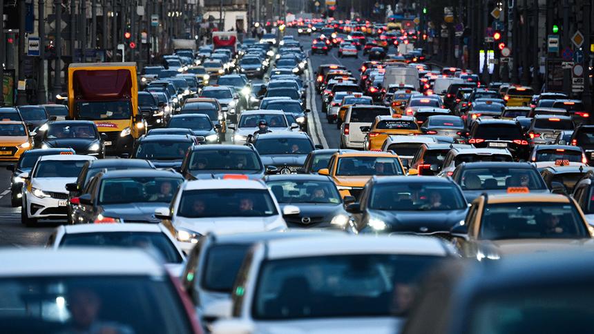 Москвичей предупредили о пробках. Где и когда будет не проехать