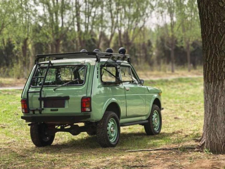 В Китае продают легендарный российский внедорожник необычного цвета