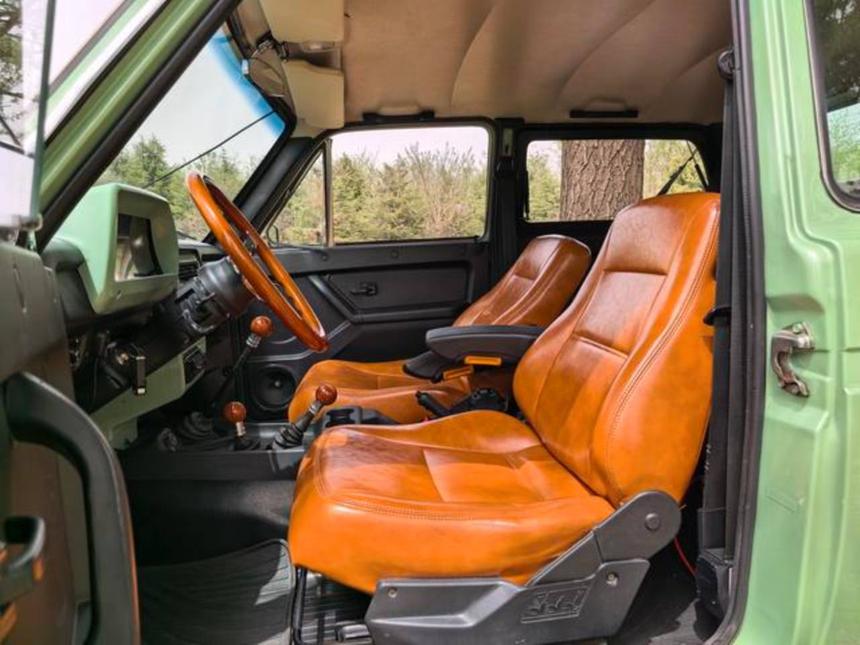 В Китае продают легендарный российский внедорожник необычного цвета