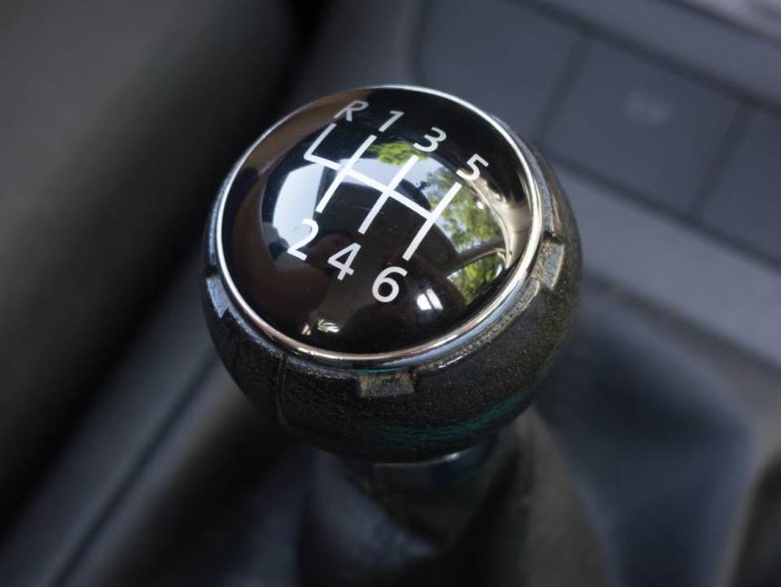 Чем рискует водитель, управляя «механикой» с правами для «автомата»