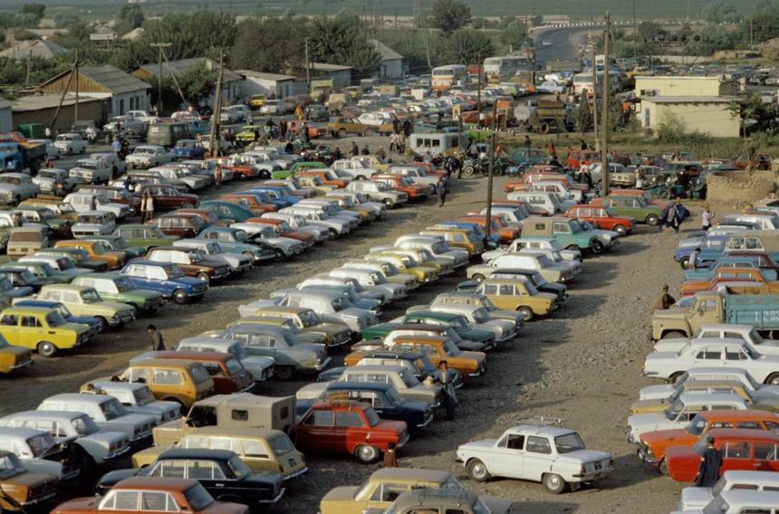 Автостоянка перед базарной площадью в кишлаке Пахтаабад Таджикской ССР