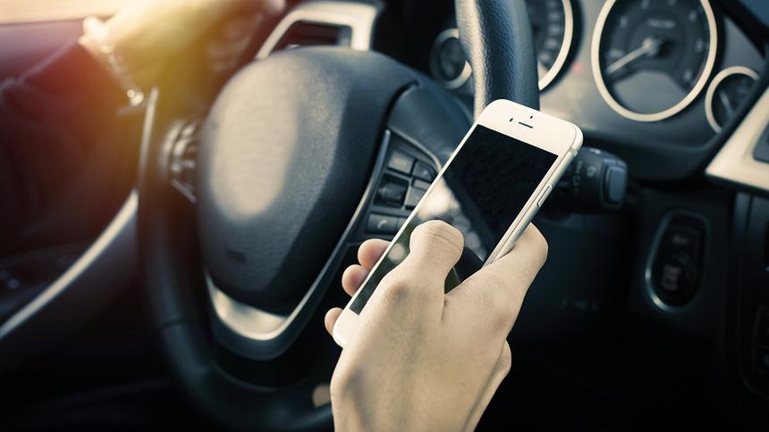 Юрист объяснила, ждёт ли водителей штраф за телефон на светофоре