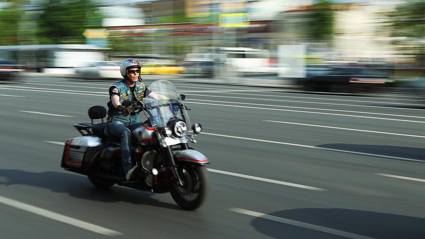 На выделенки призвали пустить мотоциклистов и инвалидов