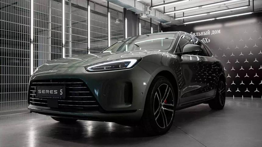 Гибридный кроссовер Seres M5 предлагает потрясающую скидку для россиян
