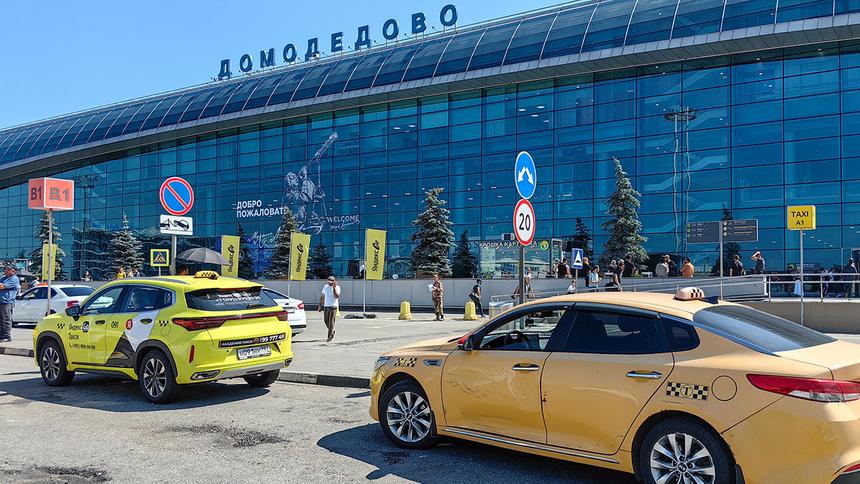 Бомбил в аэропортах Москвы оштрафовали на 400 тысяч рублей. Раскрыто, за что