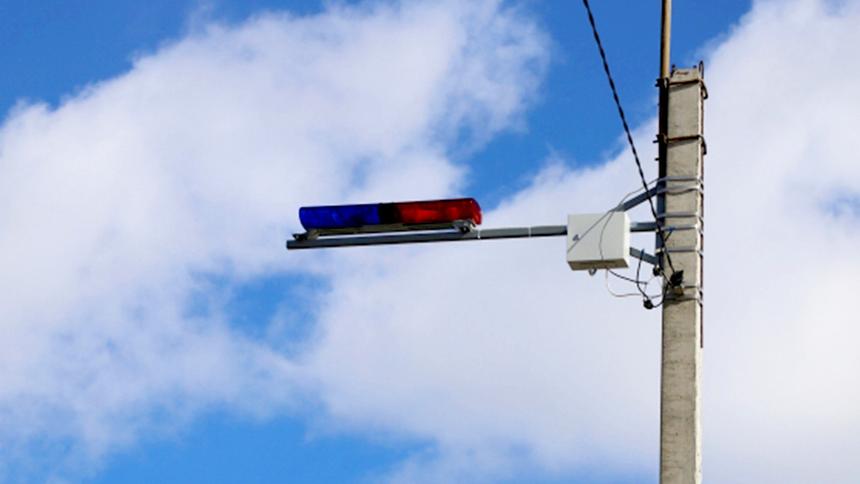 Выяснилось, кто и зачем ставит красно-синие мигалки на столбы