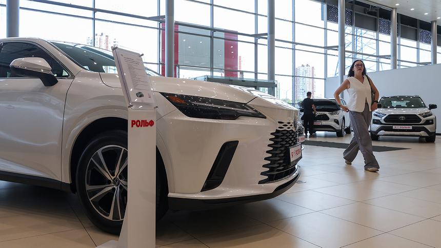 Продажи новых автомобилей в России начали падать