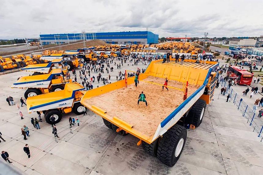 В кузове самосвала БелАЗ провели волейбольный матч