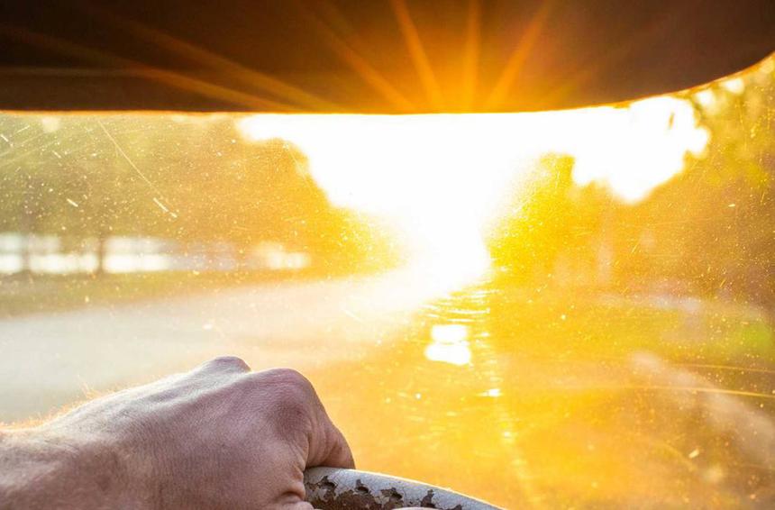 Листья, солнце, «черный лёд»: неочевидные опасности осеннего вождения