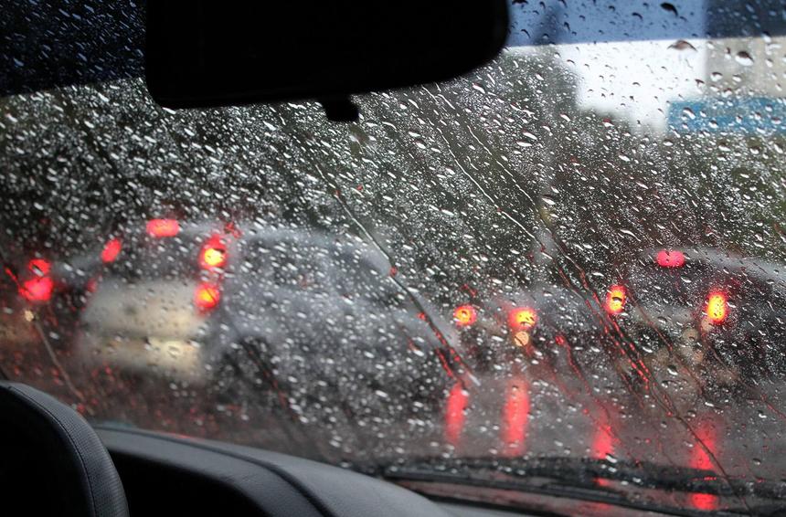 Листья, солнце, «черный лёд»: неочевидные опасности осеннего вождения