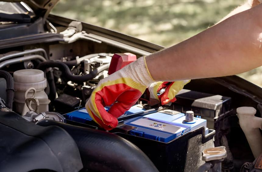 Листья, солнце, «черный лёд»: неочевидные опасности осеннего вождения