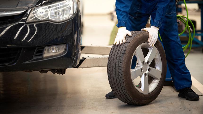 Эксперт напомнил, как выбрать время для сезонного шиномонтажа