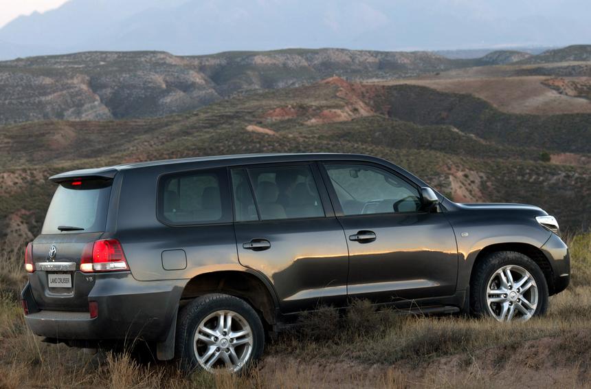 Неуклюжий бегемот без тормозов: почему вам точно не нужна Toyota Land Cruiser 200
