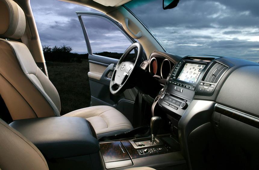 Неуклюжий бегемот без тормозов: почему вам точно не нужна Toyota Land Cruiser 200