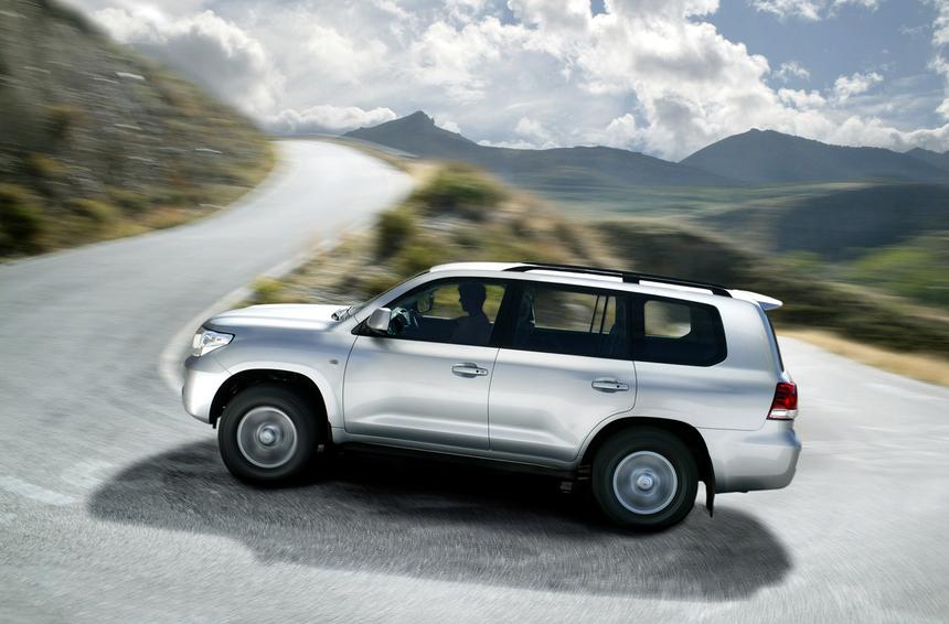 Неуклюжий бегемот без тормозов: почему вам точно не нужна Toyota Land Cruiser 200