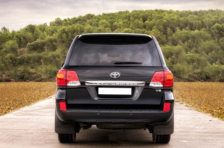 Неуклюжий бегемот без тормозов: почему вам точно не нужна Toyota Land Cruiser 200