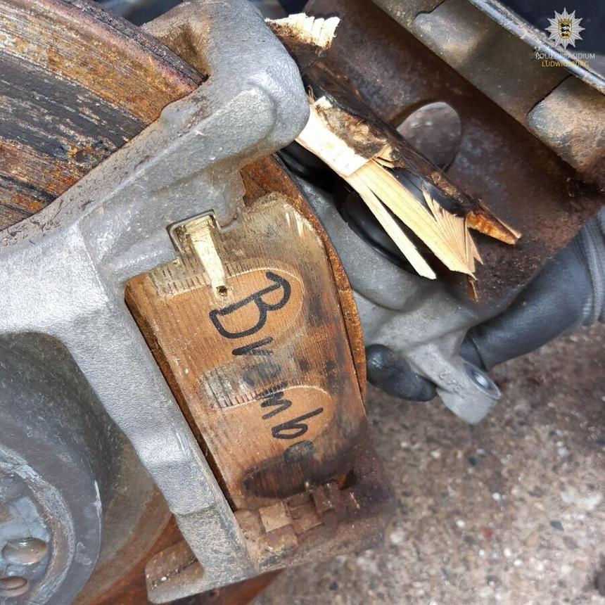 В подержанном «Мерседесе» вместо тормозных колодок оказались дощечки