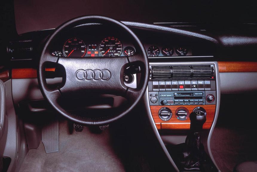 Новая «девятка» или трёхлетняя Skoda: муки выбора россиян 25 лет назад