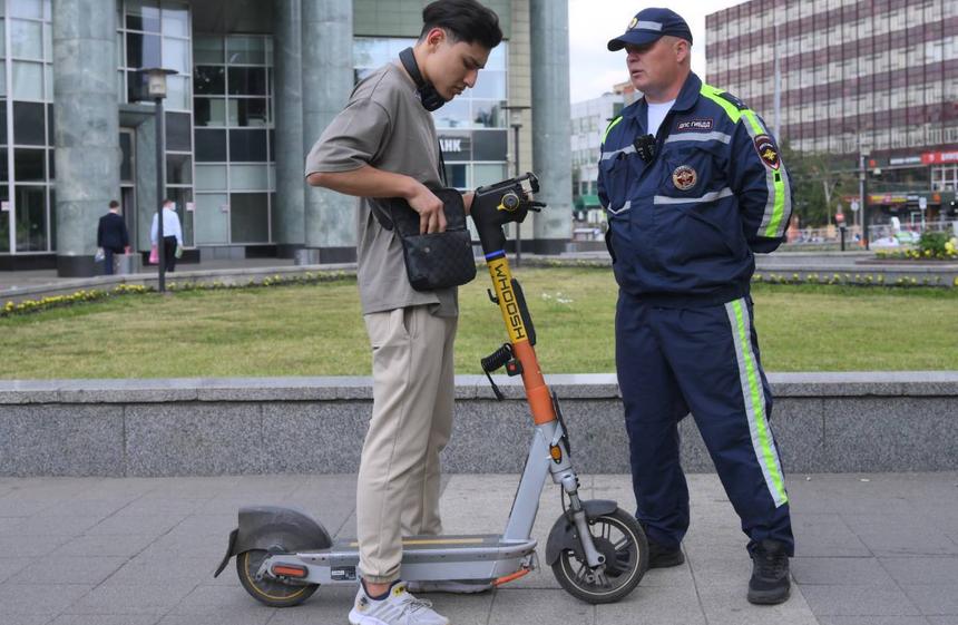 Минтранс пока отказался от введения водительских прав для самокатчиков