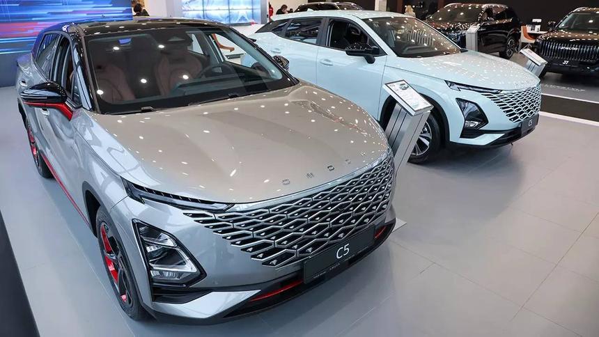 Названо число официально представленных автобрендов из КНР в России