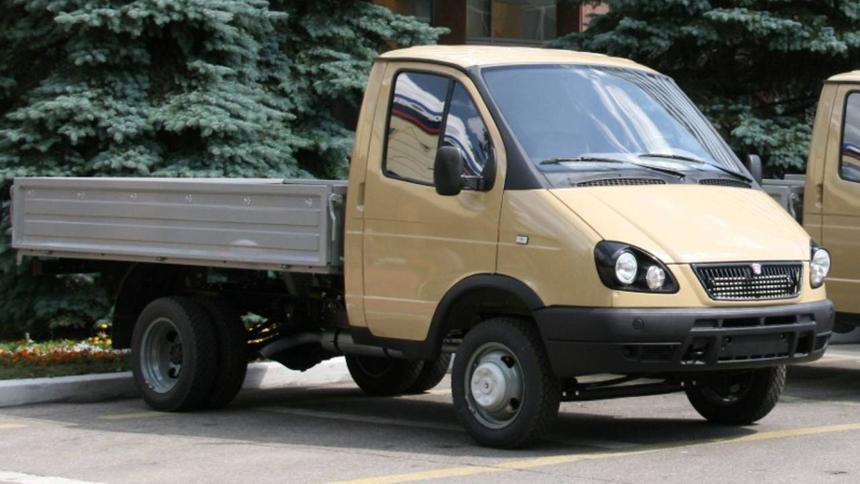 Фанера вместо стекла: какие «ободранные» машины делал автопром РФ