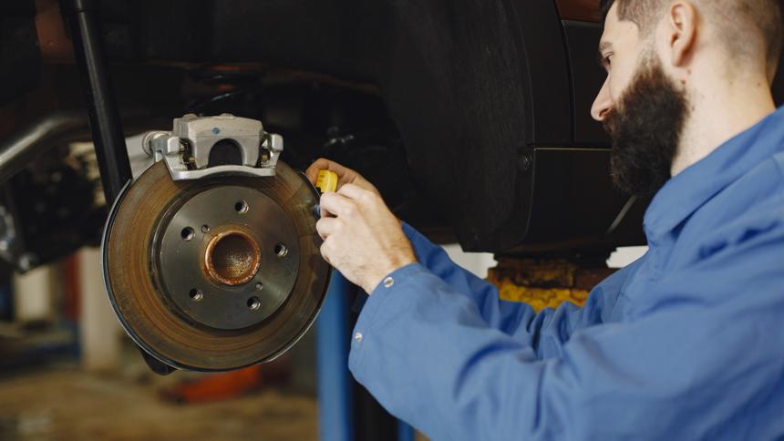 Россиянам объяснили, почему скрипят тормоза и что с этим делать