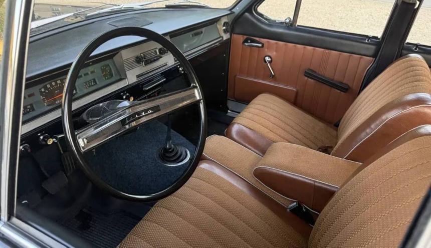 В Париже продаётся советская «Волга» 1976 года