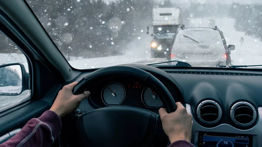 Россиянам назвали ответственных за ущерб от ледяных глыб с фур