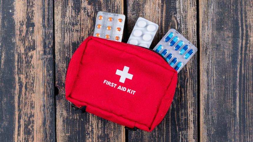 Водителям напомнили, что должно лежать в автомобильной аптечке