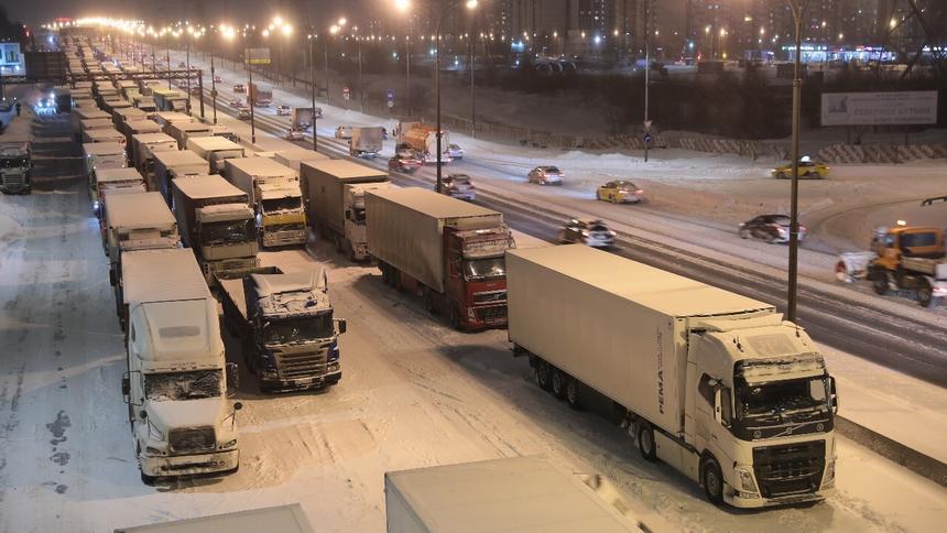 В Госдуме хотят ограничить движение грузовиков в снегопад