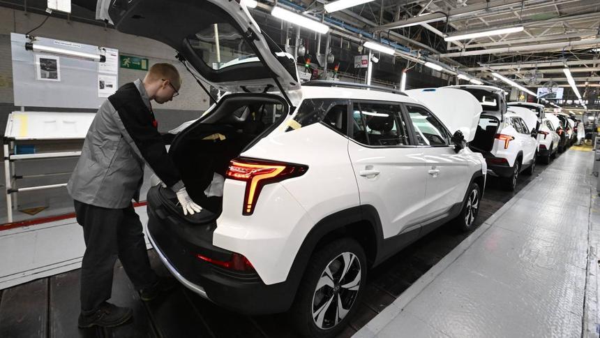 Производство легковых машин в России резко сократилось в 2025