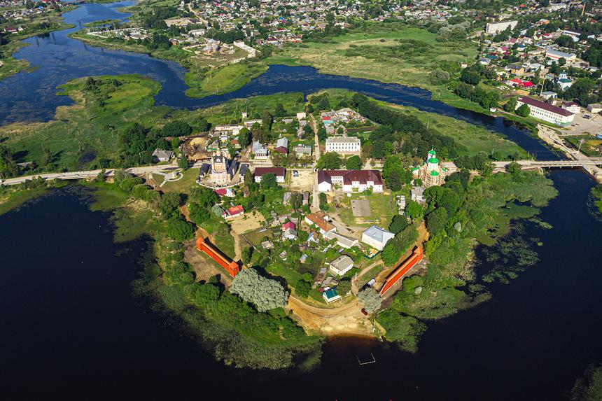 Летний вид на городище Красный вал — здесь, на острове в центре города, как минимум с XVI века располагался Торопецкий кремль. И это была уже вторая его версия