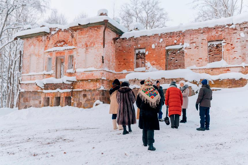 Усадьба построена уже в ХХ веке. Её относят к «провинциальной псевдоклассике», но в беленом кирпичном фасаде угадывается и набиравший силу модерн