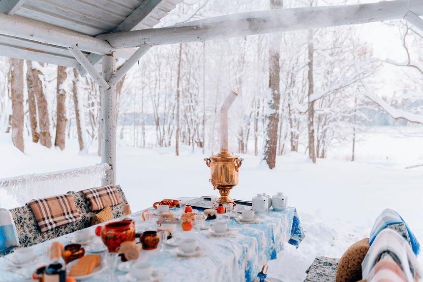 В ближайшие годы усадьба будет восстановлена, а пока сюда водят экскурсии с непременным чаепитием — таков стиль «Времён года»