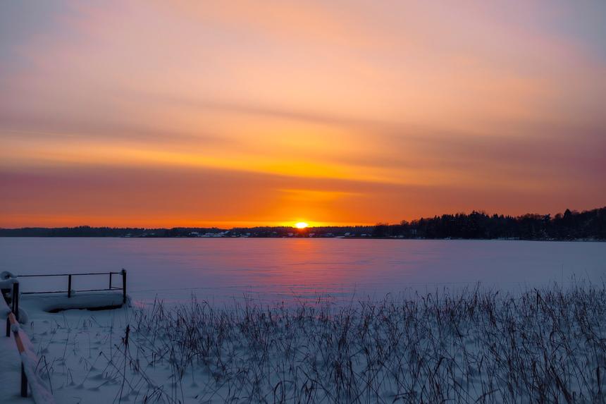 Генерал выбрал идеальное место для дома: уединенное, на берегу озера, подходящее для рыбалки и с видом на закаты