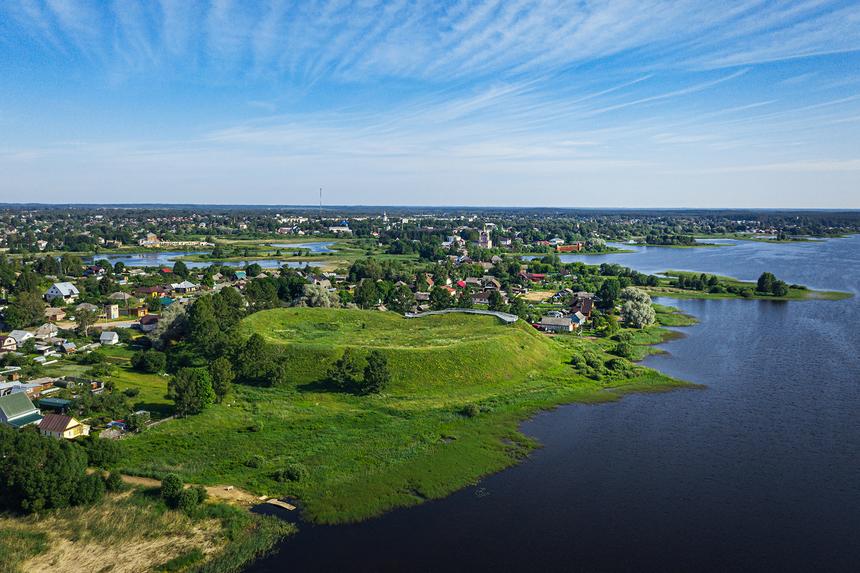Малое Высокое городище — сохранившийся земляной вал первого кремля, о котором известно по крайней мере с XI века. Насыпь даже была окружена рвом
