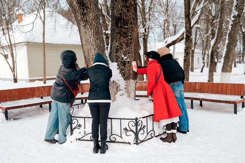 Новый дуб успел вырасти в весьма солидное дерево. Кто-то загадывает ему свои желания